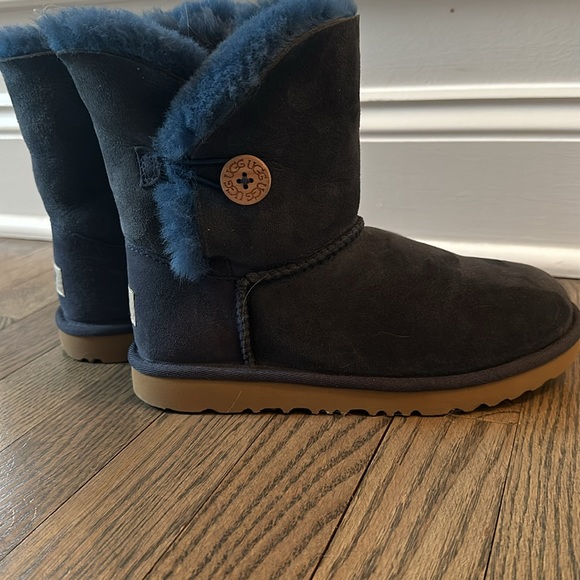 Ugg Kids - Bailey with button - Picture 3 of 6